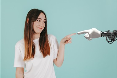 Zu Blogartikel 'Künstliche Intelligenz: Nimmt sie uns die Arbeit?' wechseln